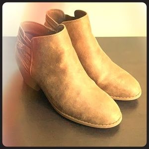 Super cute beige suede ankle boots!